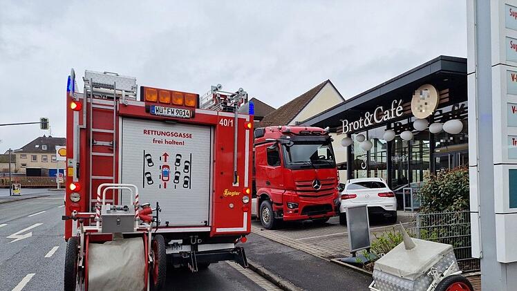 Würzburg: Spektakulärer Unfall in Kist - Lkw knallt vor Bäckerei in drei Autos - "verlor Kontrolle"