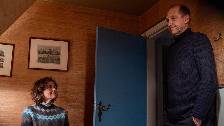 Tabea (Victoria Trauttmansdorff) erwägt, bei Carl Sievers (Peter Heinrich Brix) einzuziehen. Der hält das für eine wenig wünschenswerte "Hals über Kopf"-Idee.