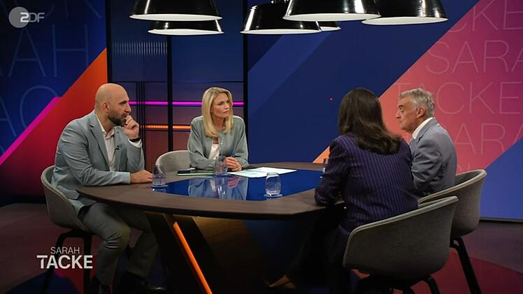 Zu Gast bei "Sarah Tacke" waren am Donnerstagabend unter anderem NRW-Innenminister Herbert Reul (CDU), Menschenrechtsaktivistin D&uuml;zen Tekkal (r.) und der Extremismusforscher Ahmad Mansour (l.).