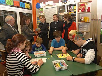 Finanzielle Unterstützung erhielt die Ganztagesschule Oerlenbach von der Bundespolizei. An Leiterin Silke Zänglein (2. v. l.) übergaben Katrin Hafner und Rudi Ruppenstein eine Spende. Erfreut zeigten sich auch Rektorin Sonja Then (r.) und Bürgermeister Siegfried Erhard. Foto: Stefan Geiger