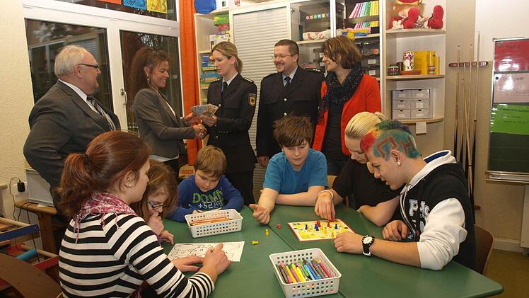 Finanzielle Unterstützung erhielt die Ganztagesschule Oerlenbach von der Bundespolizei. An Leiterin Silke Zänglein (2. v. l.) übergaben Katrin Hafner und Rudi Ruppenstein eine Spende. Erfreut zeigten sich auch Rektorin Sonja Then (r.) und Bürgermeister Siegfried Erhard. Foto: Stefan Geiger