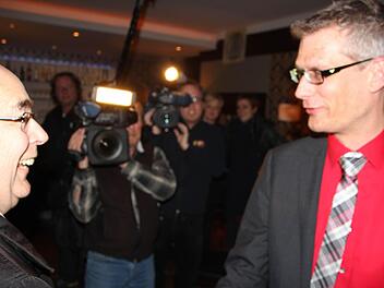 Franz Stumpf (CSU/WUO, links) gratuliert Uwe Kirschstein (SPD), der gegen ihn in der Stichwahl antreten wird. Foto: Roepert