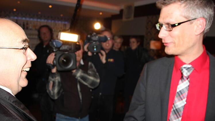 Franz Stumpf (CSU/WUO, links) gratuliert Uwe Kirschstein (SPD), der gegen ihn in der Stichwahl antreten wird. Foto: Roepert