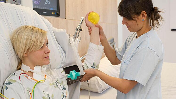 Auf diesem Bild führt Anna Schneider, Gesundheits- und Krankenpflegerin für Intensivpflege und Anästhesie, die Möglichkeit von ersten Rehabilitationsübungen auch bei beatmeten Patienten an ihrer Kollegin Vanessa Oechsner, Medizinische Fachkraft für Rehabilitation, vor. Fotos: Ralf Ruppert/Klinik Bavaria
