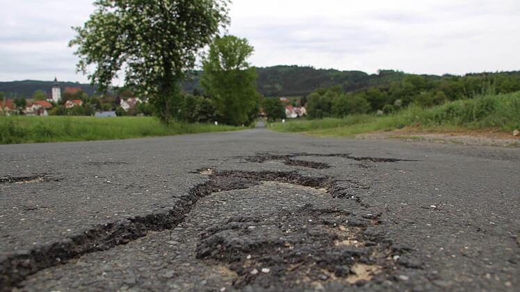 An vielen Stellen muss die Gemeindeverbindung zwischen Feldbuch und Rugendorf (im Hintergrund) saniert werden, um noch größere Schäden zu vermeiden. Foto: Matthias Beetz
