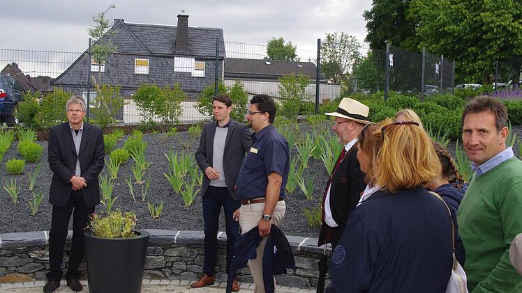 Landschaftsarchitekt Götz Lauenstein und Arnikastadt-Netzwerkmanager Oliver Plewa führten durch den entstandenen Kräuterlehr- und Schaugarten.  Foto: Heike Schülein