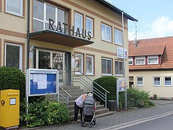 Guter Rat ist teuer: Wohin bring' ich mein Gespartes, oder wo hol' ich nötiges Geld ab? In Pfarrweisach schließen Raiffeisen-Volksbank und Sparkasse bald ihre Filialen. Die Räume im Rathaus werden somit nicht mehr benötigt, der Gemeinde fehlen dann die Mieteinnahmen. Das Dienstleistungszentrum in der Ortsmitte verliert an Funktionen und Bedeutung. Foto: Ralf Kestel