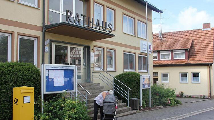 Guter Rat ist teuer: Wohin bring' ich mein Gespartes, oder wo hol' ich nötiges Geld ab? In Pfarrweisach schließen Raiffeisen-Volksbank und Sparkasse bald ihre Filialen. Die Räume im Rathaus werden somit nicht mehr benötigt, der Gemeinde fehlen dann die Mieteinnahmen. Das Dienstleistungszentrum in der Ortsmitte verliert an Funktionen und Bedeutung. Foto: Ralf Kestel