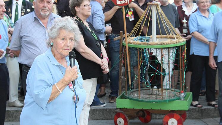 Moderatorin Edelgard Koch war am Montag etwas heiser. Vielleicht wollte Gisela Bosch mit dem "Blitz"-Hahnenschlag nur ihre Stimme schonen? Foto: Sebastian Martin