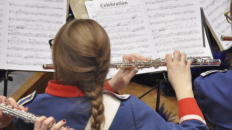 Das Jugendmusikkorps Bad Kissingen spielt den Auftakt zum "Bad Kissinger Winterzauber 2016/ 2017". Foto: Peter Klopf