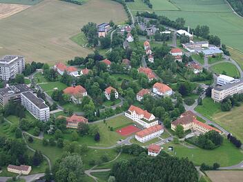 Das Bezirksklinikum Obermain in Kutzenberg soll neu gegliedert werden. Archivfoto: Matthias Einwag
