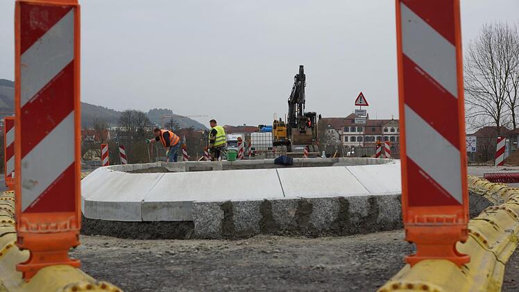 Der Fahrbahnteiler bekommt seine Bordsteine.Foto: Arkadius Guzy
