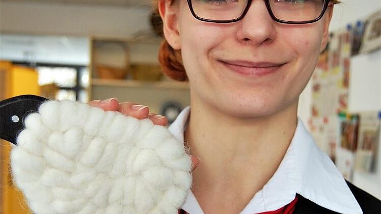 Elisabeth Gerber macht ihre Ausbildung zur Hotelfachfrau in Bad Brückenau.  Fotos: Sigismund von Dobschütz