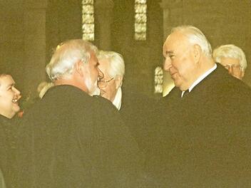 Eugen und Anneliese Albert begegneten im Februar 2002 Altbundeskanzler Helmut Kohl in Speyer. Die Gespräche mit dem Politiker im Dom und bei einem gemeinsamen Mittagessen haben sie in sehr angenehmer Erinnerung. Foto: Archiv Eugen Albert