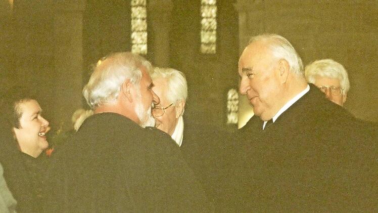 Eugen und Anneliese Albert begegneten im Februar 2002 Altbundeskanzler Helmut Kohl in Speyer. Die Gespräche mit dem Politiker im Dom und bei einem gemeinsamen Mittagessen haben sie in sehr angenehmer Erinnerung. Foto: Archiv Eugen Albert