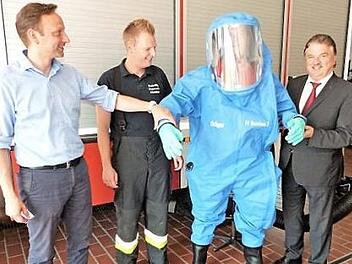 Bei der Übergabe der Chemikalienschutzanzüge - von links: Bürgermeister Robert Bosch, Kommandant Christoph Zimmermann, Gruppenführer Jan Pöhlmann und Landrat Klaus Peter Söllner Foto: Werner Reißaus