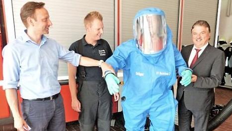 Bei der Übergabe der Chemikalienschutzanzüge - von links: Bürgermeister Robert Bosch, Kommandant Christoph Zimmermann, Gruppenführer Jan Pöhlmann und Landrat Klaus Peter Söllner Foto: Werner Reißaus