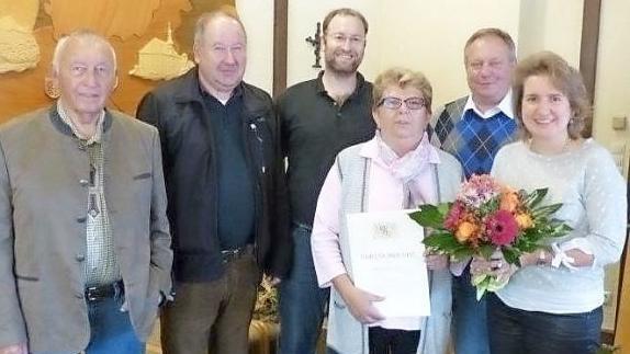 Die VG-Angestellte Christine Gabeli feierte jetzt ihr 40-jähriges Arbeitsjubiläum im Öffentlichen Dienst. Unser Bild zeigt (von links) Heinz Burges, Alfred Kolenda, Verwaltungsleiter Martin Betz, Christine Gabeli, Bürgermeister Volker Schmiechen und dessen Amtskollegin Doris Leithner-Bisani. Foto: Klaus-Peter Wulf