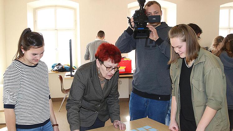 Monika Horcher (zweite von links) maß sich im Memory mit einer jungen Maßbacherin. Foto: Dieter Britz