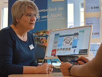 Die Mitarbeiterinnen des Reisebüros Mäx in Forchheim, wie Gerda Zimmermann, müssen ihre Kunden auch über geltenden Datenschutz aufklären. Foto: Ronald Heck