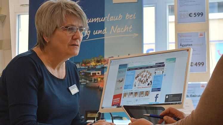 Die Mitarbeiterinnen des Reisebüros Mäx in Forchheim, wie Gerda Zimmermann, müssen ihre Kunden auch über geltenden Datenschutz aufklären. Foto: Ronald Heck
