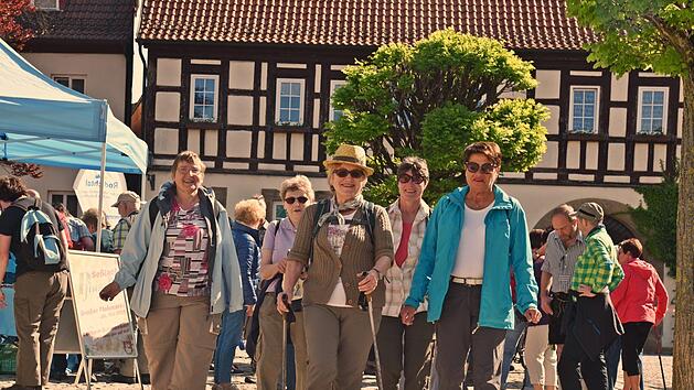 Etwa 50 Wanderfreunde haben sich am Samstag am Anwandern der Initiative Rodachtal vor dem Se&szlig;lacher Rathaus getroffen.  Mit Begeisterung  dabei waren: Eleonore Rauch, Agnes Schreier, Helga Schulz, Doris Fischer und Lore B&auml;cher. Foto: Gabi Arnold