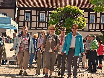 Etwa 50 Wanderfreunde haben sich am Samstag am Anwandern der Initiative Rodachtal vor dem Seßlacher Rathaus getroffen.  Mit Begeisterung  dabei waren: Eleonore Rauch, Agnes Schreier, Helga Schulz, Doris Fischer und Lore Bächer. Foto: Gabi Arnold