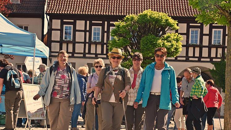 Etwa 50 Wanderfreunde haben sich am Samstag am Anwandern der Initiative Rodachtal vor dem Seßlacher Rathaus getroffen.  Mit Begeisterung  dabei waren: Eleonore Rauch, Agnes Schreier, Helga Schulz, Doris Fischer und Lore Bächer. Foto: Gabi Arnold