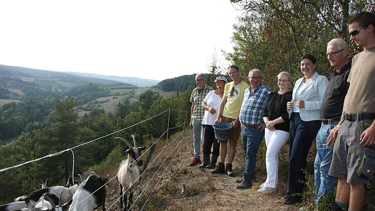 Die Schaf- und Ziegenbeweidung war ihr Thema (von links): Dietrich F&ouml;rster, Silke Schnabel, Johannes Welscher, Armin Schwarz, Petra Haderlein, Angela Hofmann, Willi Bauer und Johannes Geigerhilk.Maria L&ouml;ffler