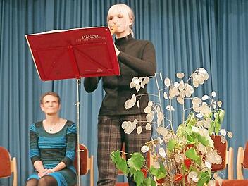 Während Oda Gräbner (sitzend) aus dem Buch "Auch Petrus ist mal ausgerastet" las, gestaltete ihre Tochter Anika Gräbner mit stimmungsvoller Musik auf der Flöte den Abend mir.