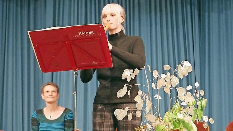Während Oda Gräbner (sitzend) aus dem Buch "Auch Petrus ist mal ausgerastet" las, gestaltete ihre Tochter Anika Gräbner mit stimmungsvoller Musik auf der Flöte den Abend mir.