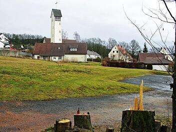 Zwischen dem Kirchenensemble St. Marien (Bildmitte) und der Hecke (rechts davon) entsteht eine neue Zufahrt zum Parkplatz und östlichen Friedhofseingang. Mehr als 300 000 Euro wird Sonnefeld dafür in den Haushaltsplan 2020 einstellen.  Foto: K. Oelzner