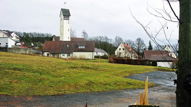 Zwischen dem Kirchenensemble St. Marien (Bildmitte) und der Hecke (rechts davon) entsteht eine neue Zufahrt zum Parkplatz und östlichen Friedhofseingang. Mehr als 300 000 Euro wird Sonnefeld dafür in den Haushaltsplan 2020 einstellen.  Foto: K. Oelzner