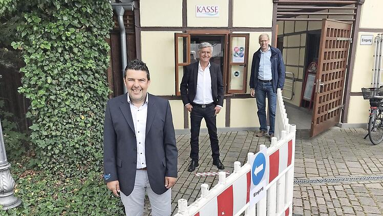 Patrick Geiger (v.l.), Jürgen Bauer und German Hacker informieren über die Einschränkungen, die es zu Corona-Zeiten für das Freibad in Herzogenaurach gibt. Bereits beim Betreten des Bades wird dies deutlich.  Fotos: Michael Busch