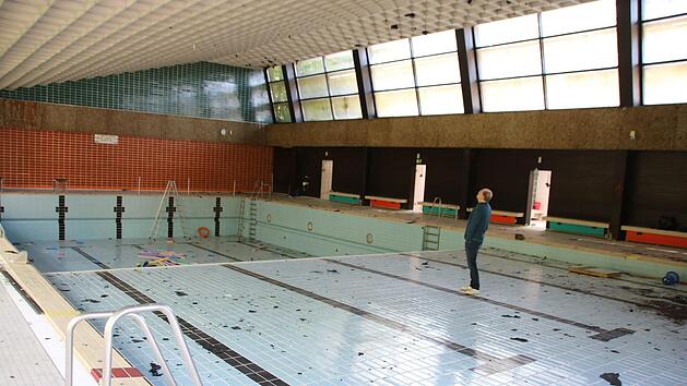 Der frühere Bürgermeister Helmut Blank (CSU) wollte den Abriss des Hallenbades noch in seiner Amtszeit erleben. Aber daraus ist nichts geworden. Und nun sind die Abrisskosten komplett aus dem Haushalt gestichen worden. Foto: Archiv/Thomas Malz