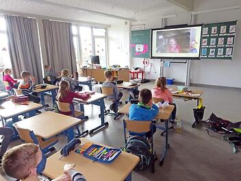 Am bundesweiten Vorlesetag entführte die Geschichtenerzählerin Cornelia Funke die dritte Jahrgangsstufe der Grundschule Wilhelmsthal in die magische Welt der Drachen und Kobolde ihres Fantasie-Romans "Drachenreiter".  Foto: Heike Schülein