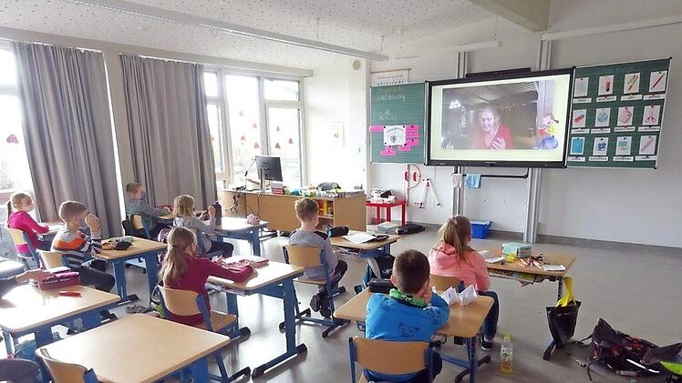 Am bundesweiten Vorlesetag entführte die Geschichtenerzählerin Cornelia Funke die dritte Jahrgangsstufe der Grundschule Wilhelmsthal in die magische Welt der Drachen und Kobolde ihres Fantasie-Romans "Drachenreiter".  Foto: Heike Schülein
