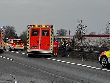 A6 bei Aurach: Senior kommt von Fahrbahn ab - Schwerverletzte bei Unfall