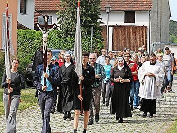 Die Fußwallfahrer kommen in Schlüsselau an.