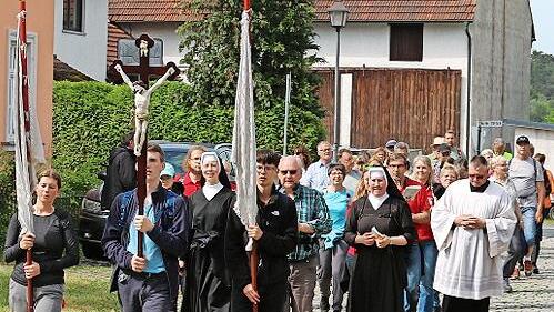 Die Fußwallfahrer kommen in Schlüsselau an.