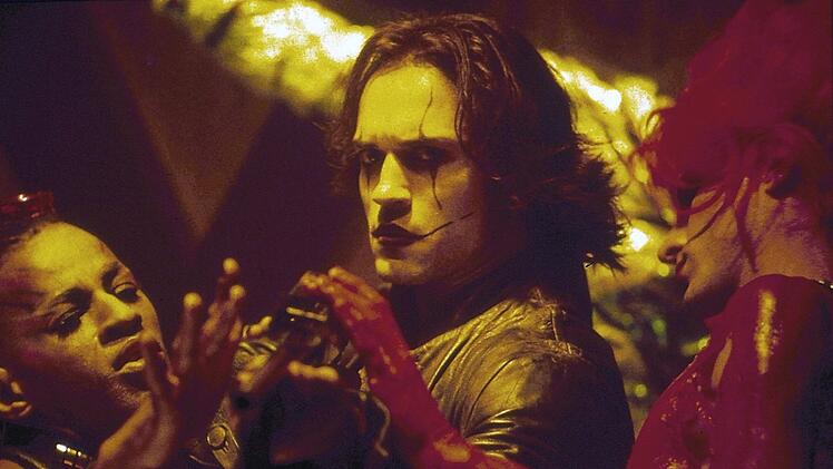 Begleitet von einer Kr&auml;he ist Eric Draven (Brandon Lee, Mitte) zur&uuml;ck von den Toten.