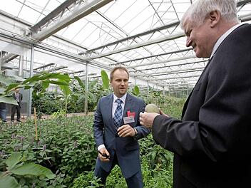 Der Geschäftsführer des Tropenhauses, Ralf Schmitt (links), zeigt dem Ministerpräsidenten, was dort so alles wächst. Fotos: Barbara Herbst