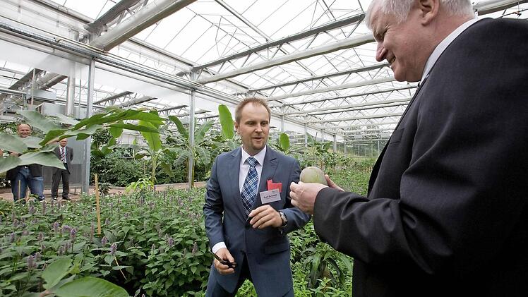 Der Geschäftsführer des Tropenhauses, Ralf Schmitt (links), zeigt dem Ministerpräsidenten, was dort so alles wächst. Fotos: Barbara Herbst
