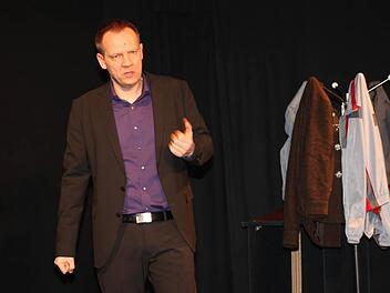 Thomas Schreckenberger konnte getrost auf Verkleidung und Extra-Gags verzichten, er begeisterte die Untersteinacher mit bloßen Worten. Sein Erfolgsrezept - rotzfreche politisches Kabarett - brachte den Stuttgarter ins Finale. Foto: Adam