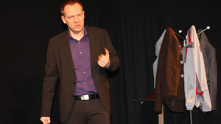 Thomas Schreckenberger konnte getrost auf Verkleidung und Extra-Gags verzichten, er begeisterte die Untersteinacher mit bloßen Worten. Sein Erfolgsrezept - rotzfreche politisches Kabarett - brachte den Stuttgarter ins Finale. Foto: Adam
