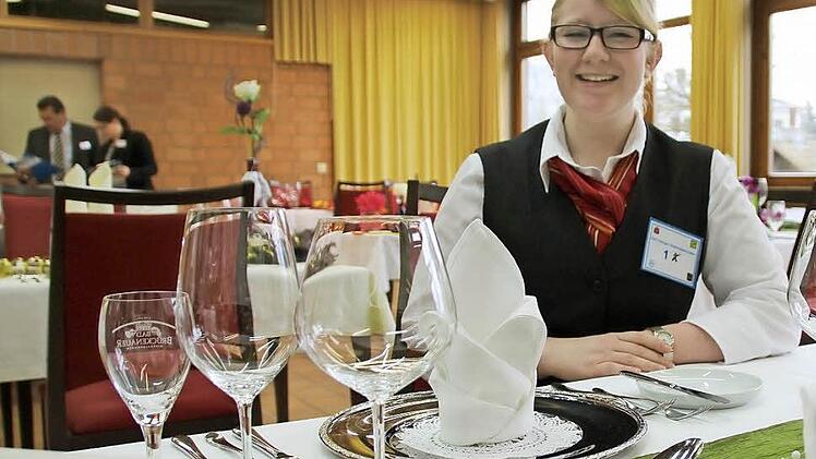 Luise Schomann präsentiert ihren Schautisch. Im Hintergrund bewerten zwei Jurymitglieder die Leistungen der Teilnehmer. Fotos: Benedikt Borst
