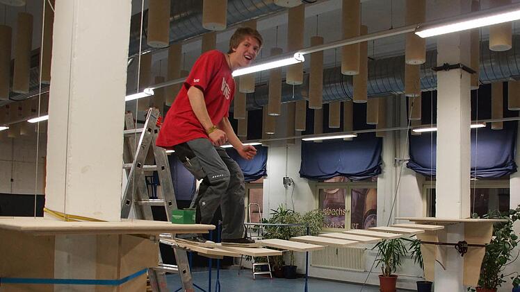 Christian Meyer probiert selber gleich mal aus, ob alles passt. Foto: Lisa Sesselmann