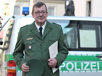Ein letztes Mal in Uniform: Sechs Jahre lang leitete Kurt Förg die Polizeiinspektion Haßfurt und freut sich nun auf den Ruhestand mit entspannten Wanderungen mit seiner Frau. Seinem Sohn, der nebenberuflich als Winzer arbeitet, möchte er beim Weinbau helfen. Foto: Marian Hamacher