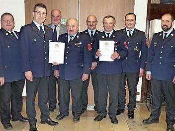 Die Ehrung von Harald Gredlein für 40 und Frank Ostermann für 25 Jahre Dienstzeit waren die Höhepunkte der Hauptversammlung der Feuerwehr. Unser Bild zeigt (von links) Ehrenkreisbrandinspektor Franz Gareis, Frank Ostermann, Bürgermeister Ralf Holzmann, Vorsitzenden Roland Schnaubelt, Kommandanten Benno Bauß, Harald Gredlein, Zweiten Kommandanten Franz Schaubelt und Kreisbrandmeister Alexander Reinsch. Foto: Klaus-Peter Wulf