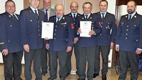 Die Ehrung von Harald Gredlein für 40 und Frank Ostermann für 25 Jahre Dienstzeit waren die Höhepunkte der Hauptversammlung der Feuerwehr. Unser Bild zeigt (von links) Ehrenkreisbrandinspektor Franz Gareis, Frank Ostermann, Bürgermeister Ralf Holzmann, Vorsitzenden Roland Schnaubelt, Kommandanten Benno Bauß, Harald Gredlein, Zweiten Kommandanten Franz Schaubelt und Kreisbrandmeister Alexander Reinsch. Foto: Klaus-Peter Wulf